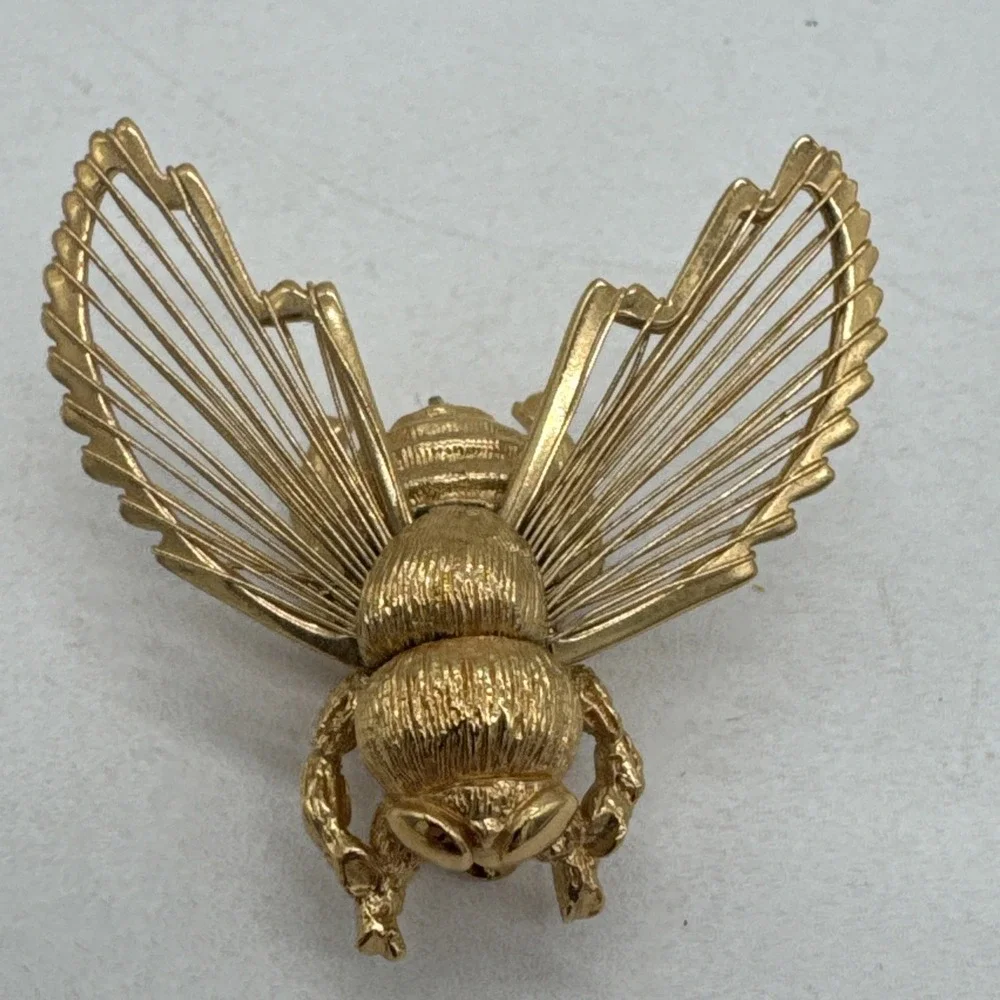Monet Bumble Bee Brooch Gold Tone Honey Bee Insect Wire Filigree Wings 1.5